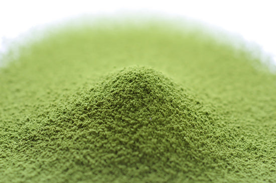 鮮やかな抹茶色の粉末