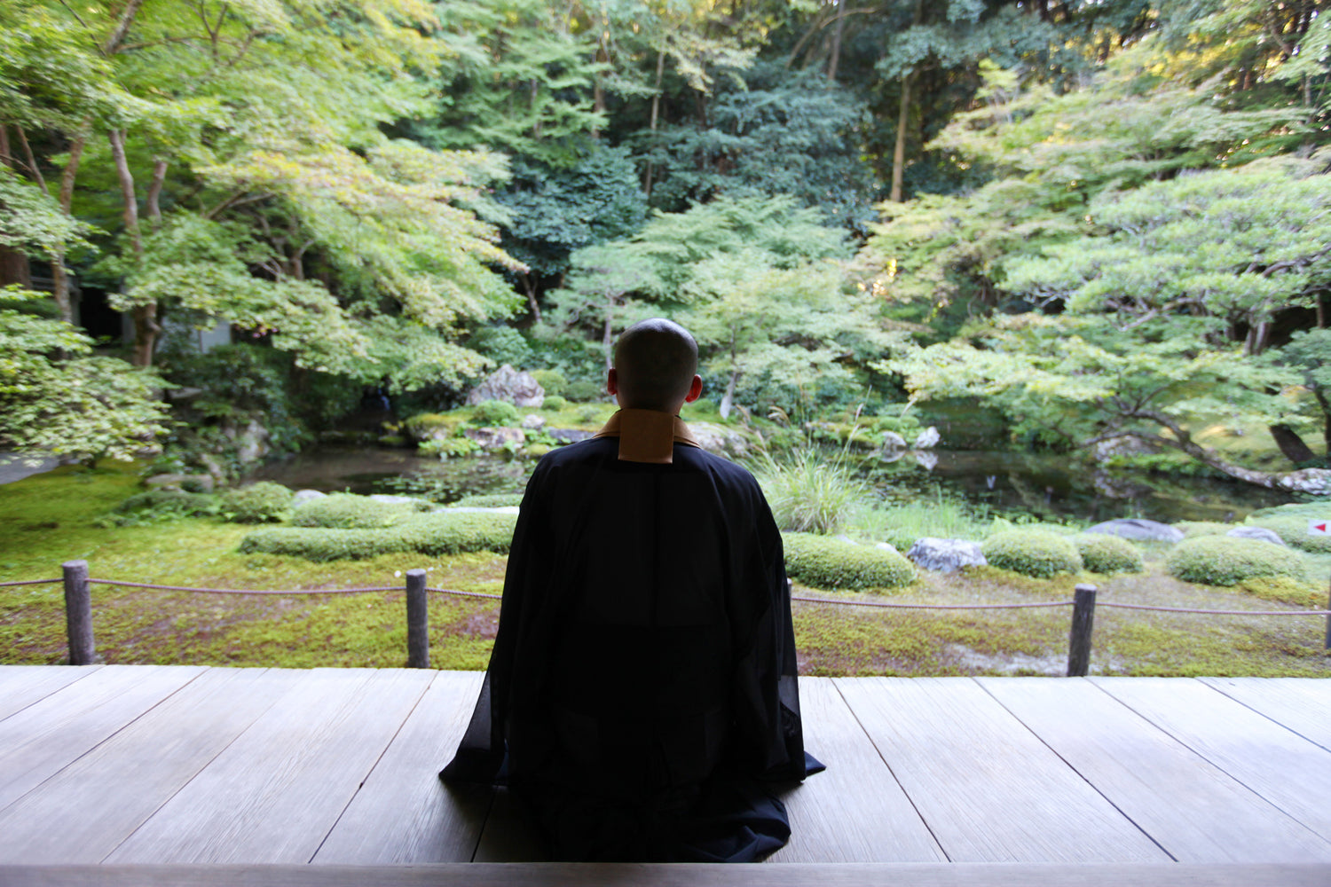 心を落ち着かせている僧侶